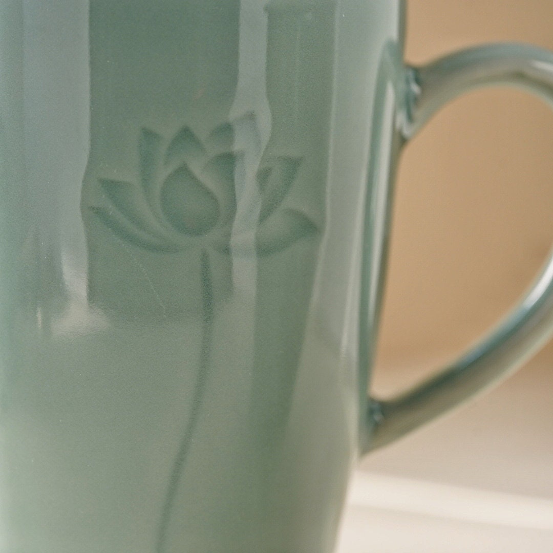 Lotus Ceramic Coffee Mug|Ceramic Tea Mug with Lid for Steeping Loose Leaf Tea|Great Gift Idea For Lotus Fans |Tea Gift