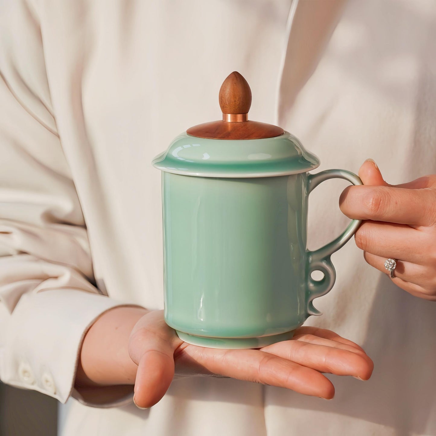 Handmade  Mug – 13oz Green Ceramic Tea Cup with Wooden Lid, Personalized Gift for Tea Lovers, Birthdays, and Anniversaries