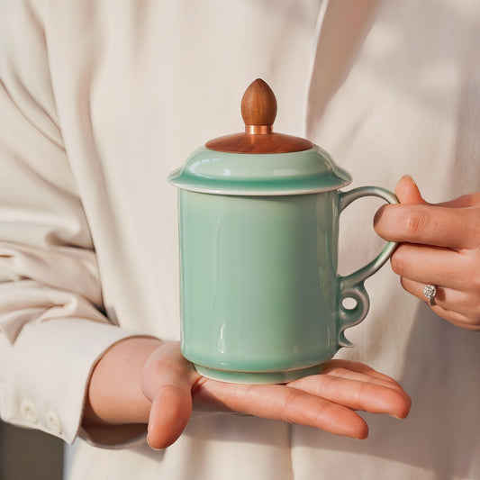 Handmade  Mug – 13oz Green Ceramic Tea Cup with Wooden Lid, Personalized Gift for Tea Lovers, Birthdays, and Anniversaries