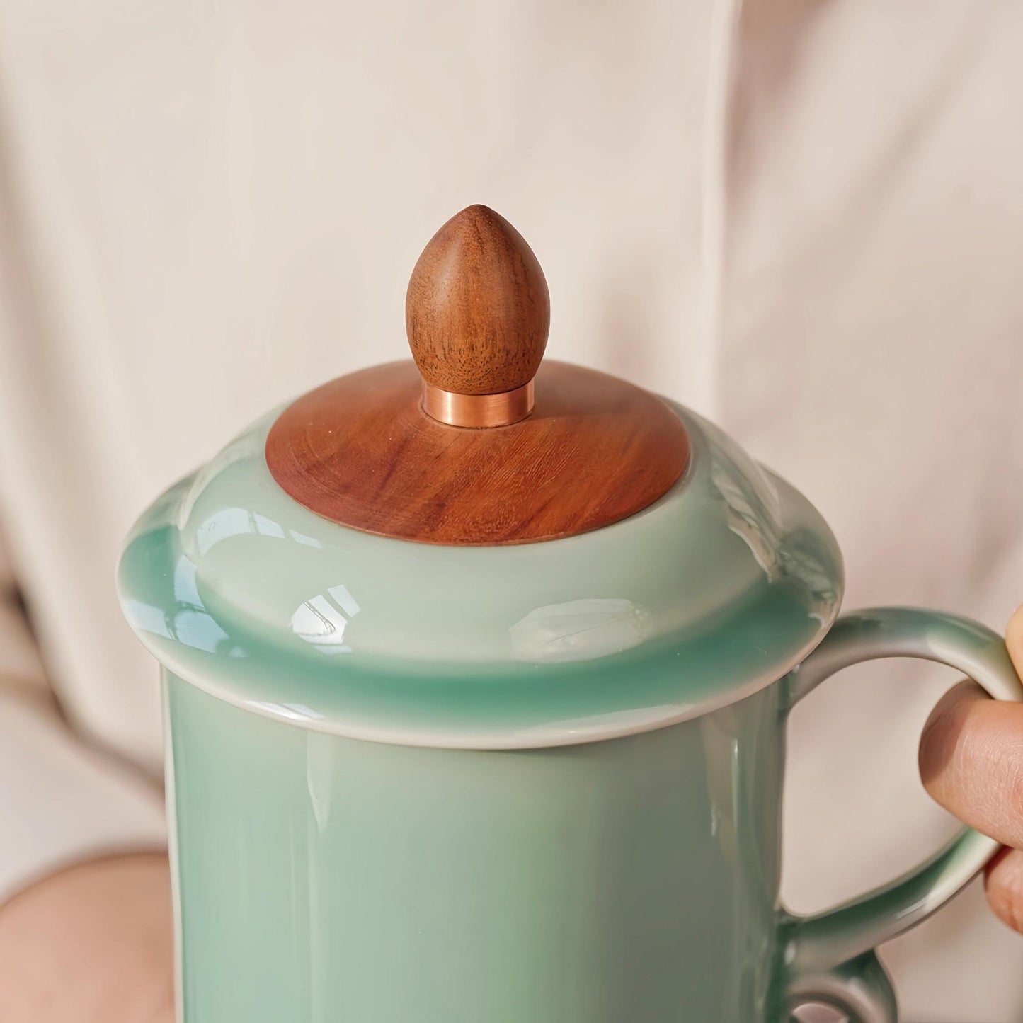 Handmade  Mug – 13oz Green Ceramic Tea Cup with Wooden Lid, Personalized Gift for Tea Lovers, Birthdays, and Anniversaries