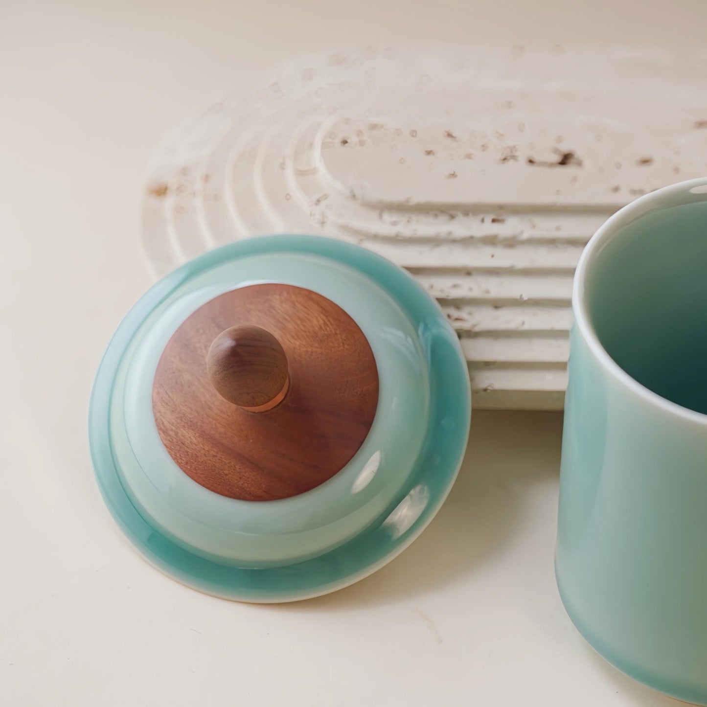 Handmade  Mug – 13oz Green Ceramic Tea Cup with Wooden Lid, Personalized Gift for Tea Lovers, Birthdays, and Anniversaries